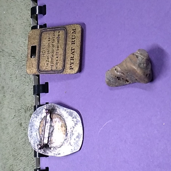 Metal and earth pendant and pin - Picture 4 of 4